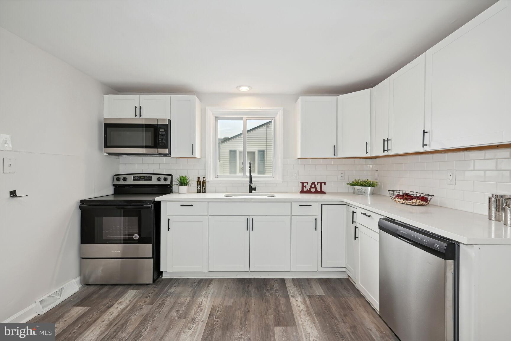649 6th Avenue Lindenwold, NJ 08021 - Photo 10 of 22 Kitchen