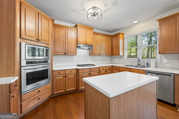 a view of an empty room with a ceiling fan