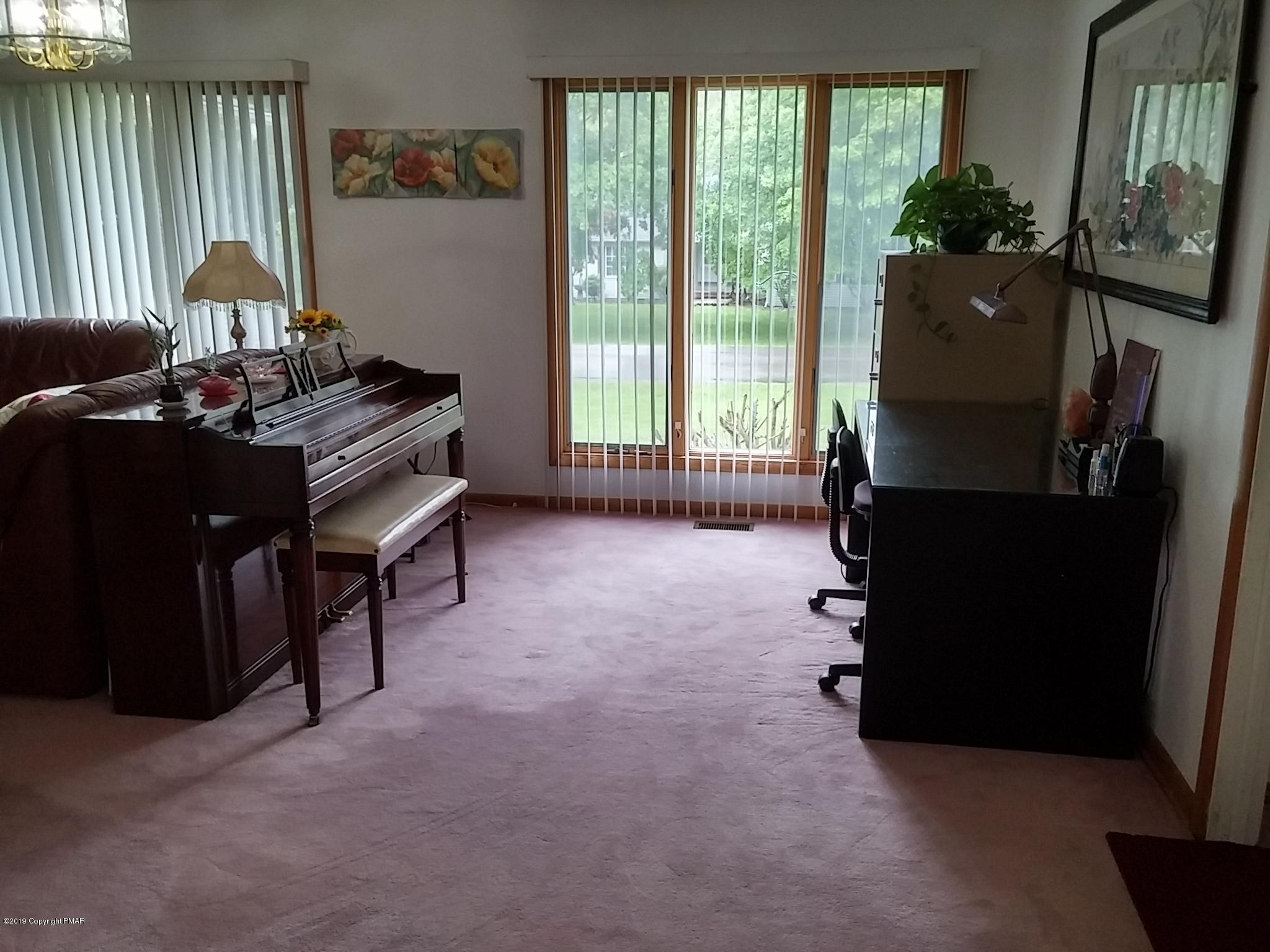 413 Norton Road Stroudsburg, PA 18360 - Photo 3 of 16 Living Room