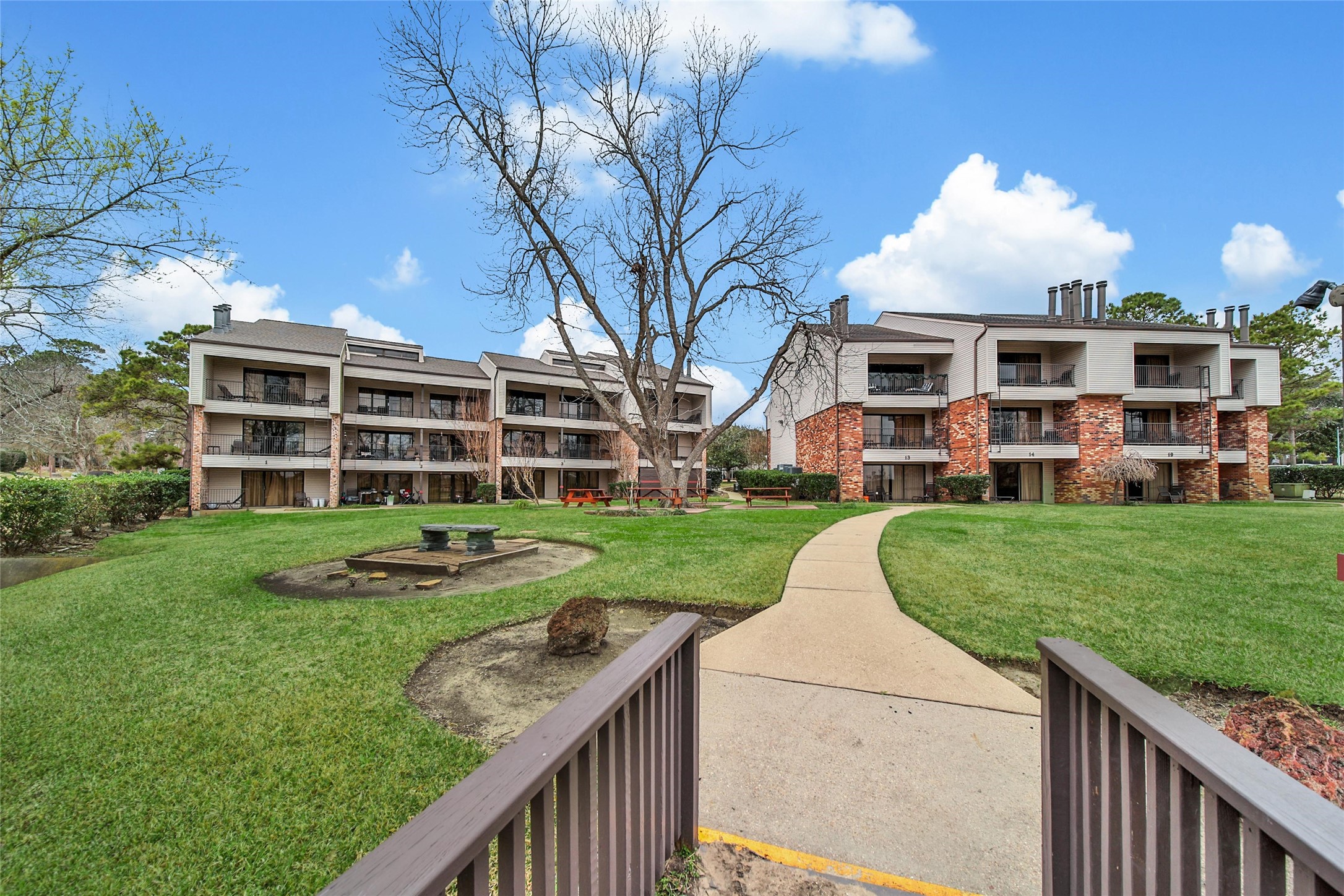 1000 April Sound Boulevard Conroe, TX 77356 - Photo 2 of 46