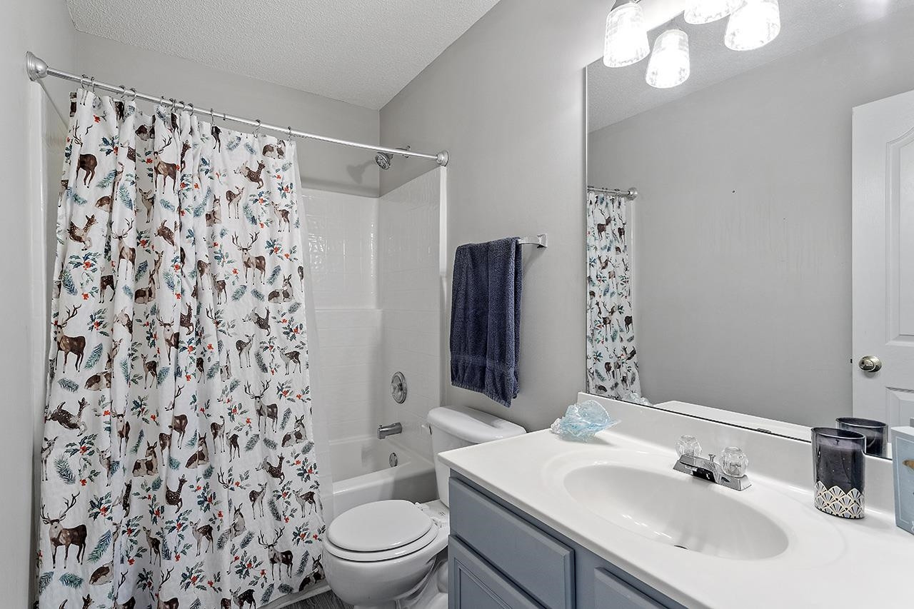 5705 Enoree Lane Raleigh, NC 27616 - Photo 20 of 30 Hallway Bathroom Tub/Shower