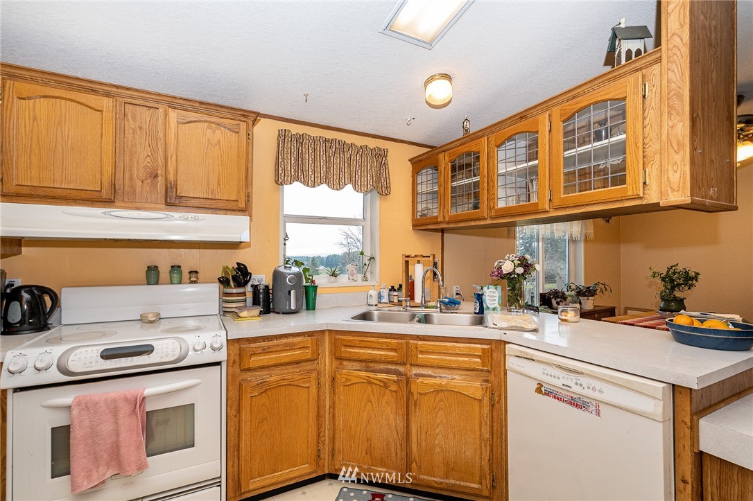 368 Jones Road Winlock, WA 98596 - Photo 14 of 39 a kitchen with a sink stove and cabinets