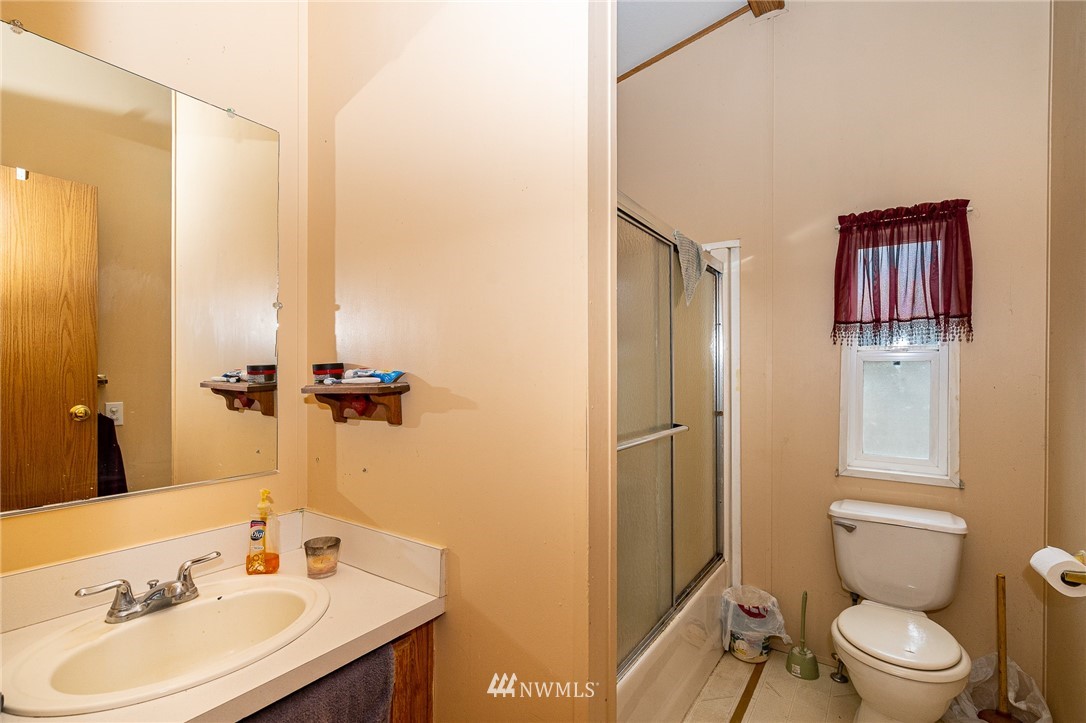 368 Jones Road Winlock, WA 98596 - Photo 25 of 39 a bathroom with a sink toilet and shower