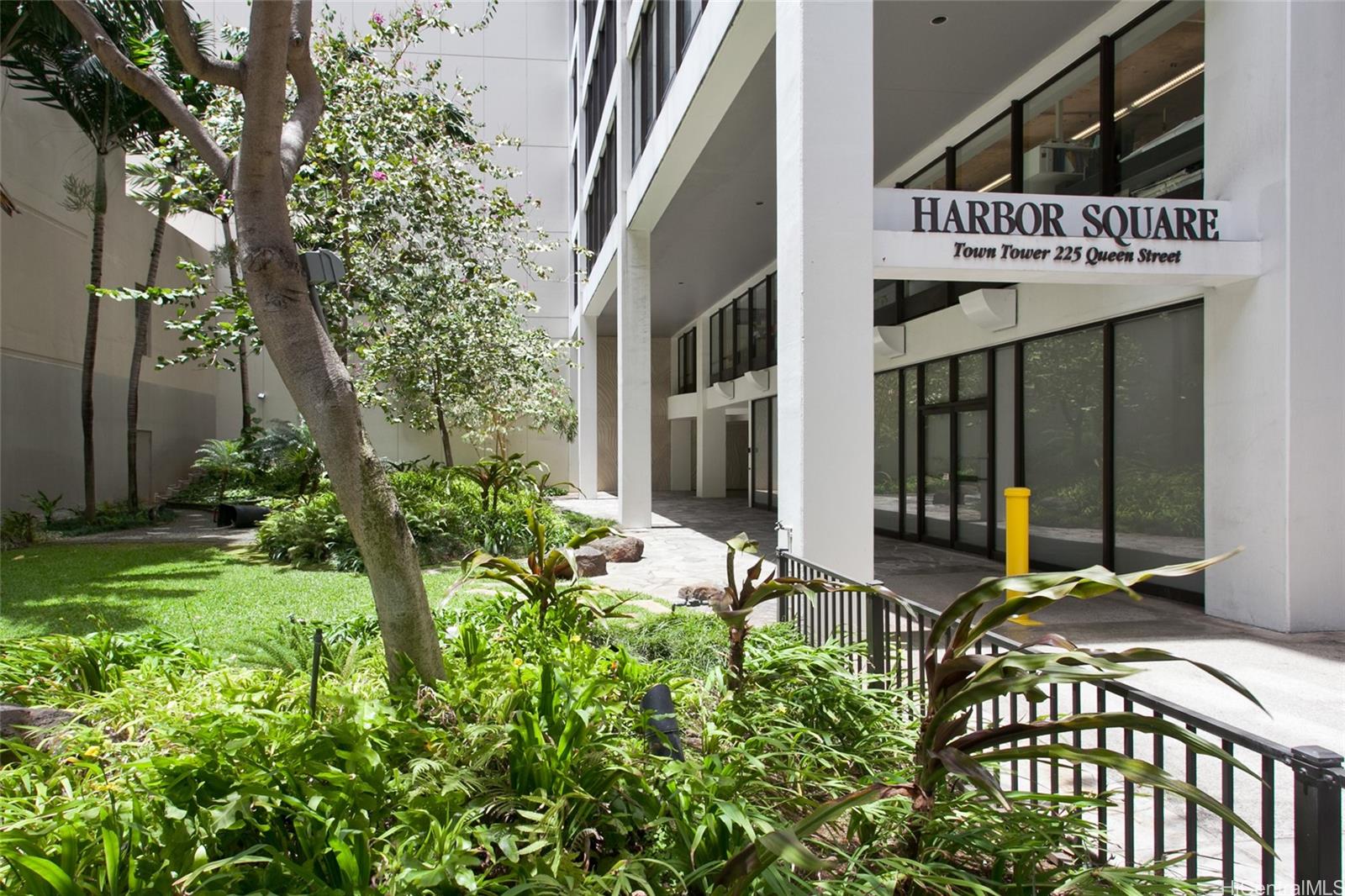 225 Queen Street, Unit 26D Honolulu, HI 96813 - Photo 19 of 24 225 Queen entrance