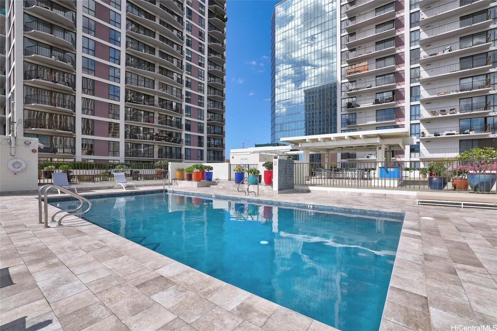 225 Queen Street, Unit 26D Honolulu, HI 96813 - Photo 20 of 24 Swimming pool