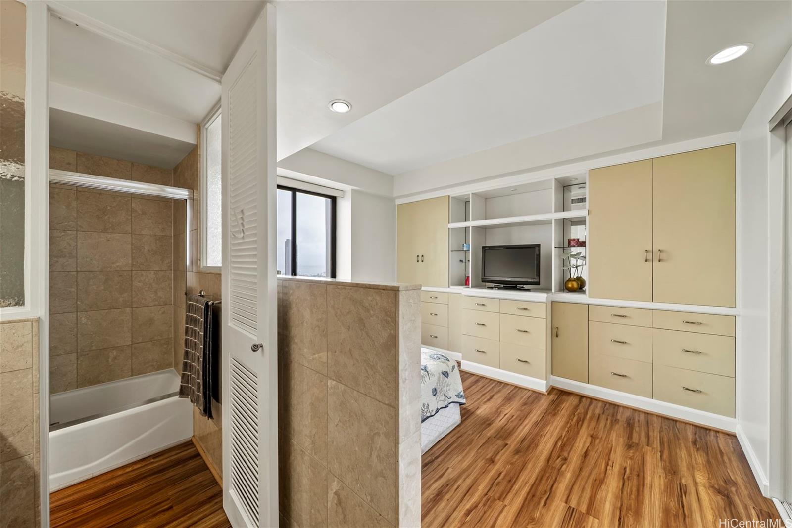 225 Queen Street, Unit 26D Honolulu, HI 96813 - Photo 8 of 24 Cozy bedroom