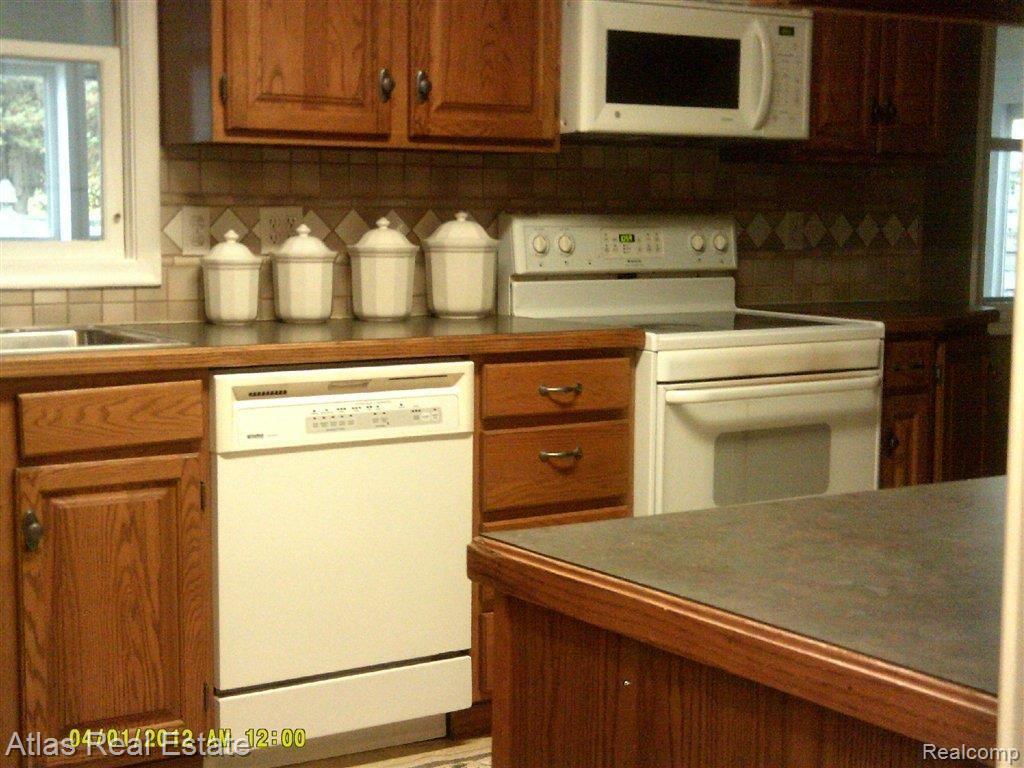 940 Springview Drive Flushing, MI 48433 - Photo 11 of 22 Kitchen appliances included.jpg