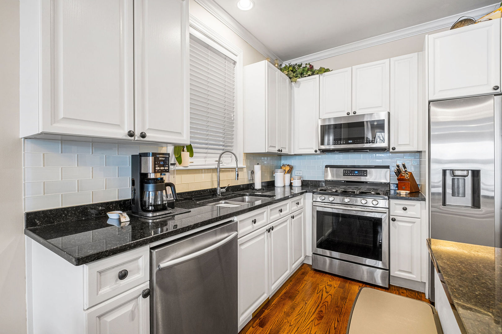 3035 North Racine Avenue, Unit 1 Chicago, IL 60657 - Photo 8 of 27 Gallery Image 8