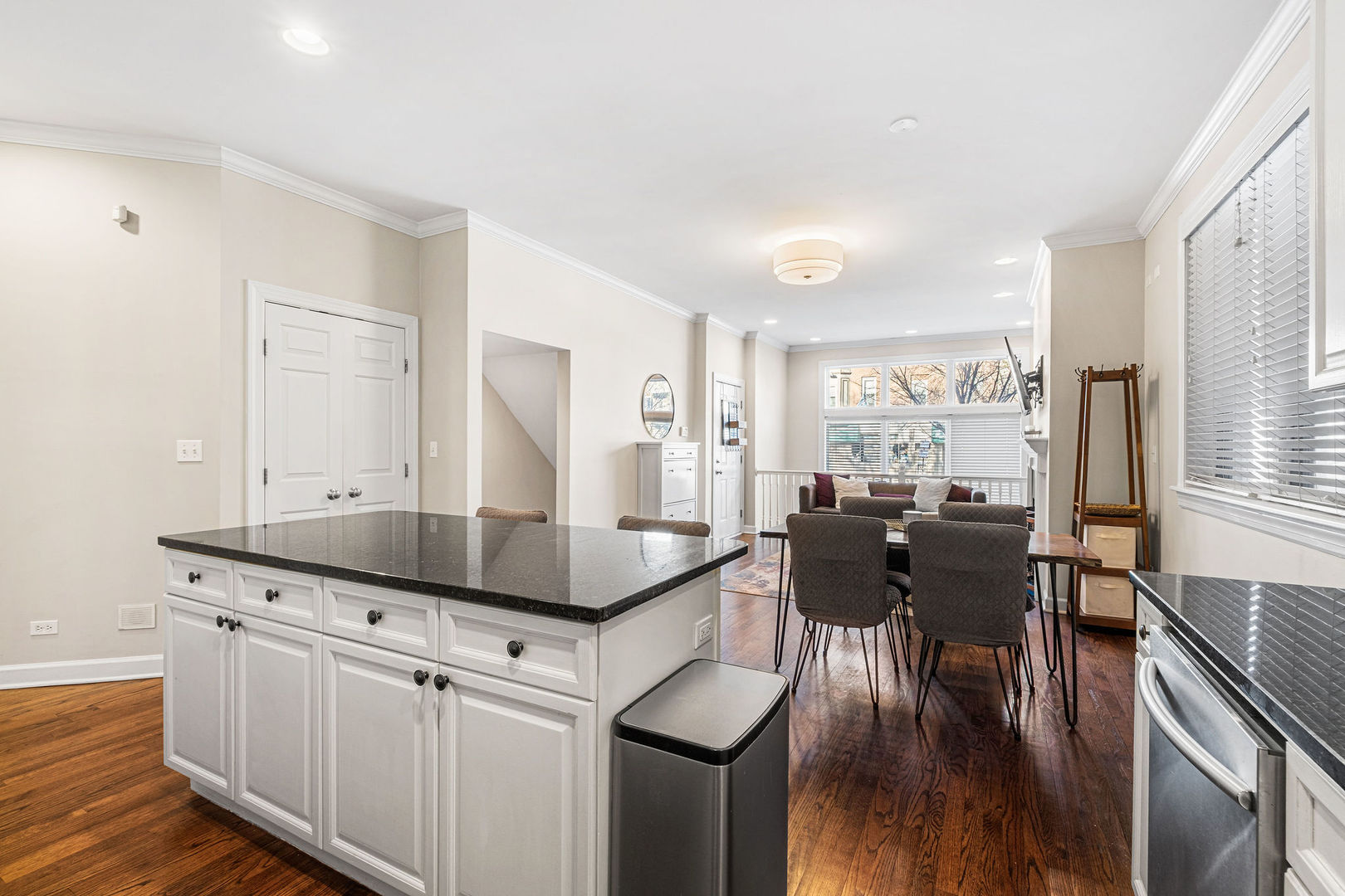 3035 North Racine Avenue, Unit 1 Chicago, IL 60657 - Photo 9 of 27 Gallery Image 9