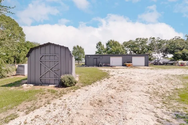 a view of a backyard