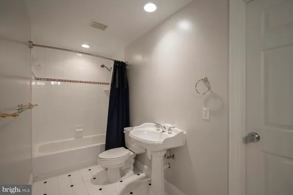 $6,950 | 119 East Jefferson Street, Falls Church, VA 22046