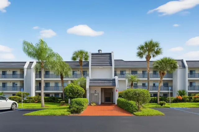 $209,500 | 4242 Deste Court, Unit 301, Lake Worth, FL 33467