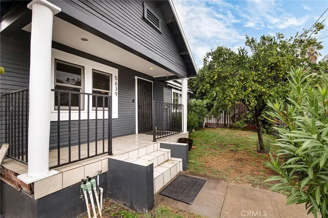 a view of backyard of the house