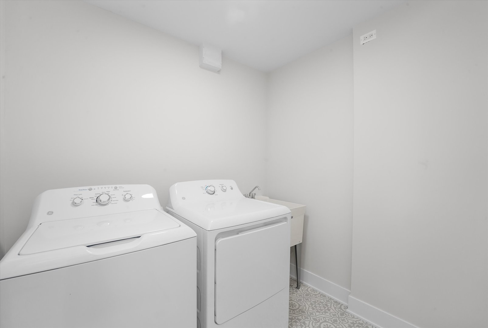 5809 Huron Street Berkeley, IL 60163 - Photo 17 of 26 a utility room with dryer and washer