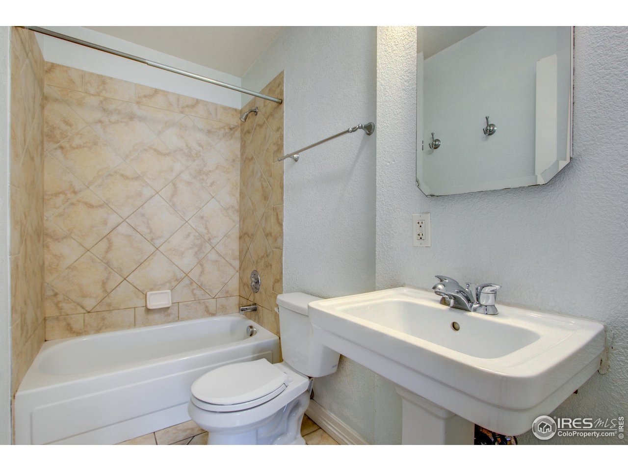 1931 14th Street Road Greeley, CO 80631 - Photo 28 of 37 Shared Full Bathroom Upstairs