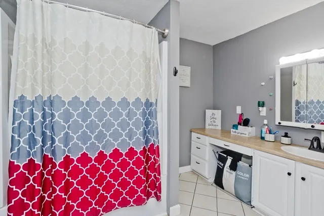 a picture of a wall with a white wall with a white wall