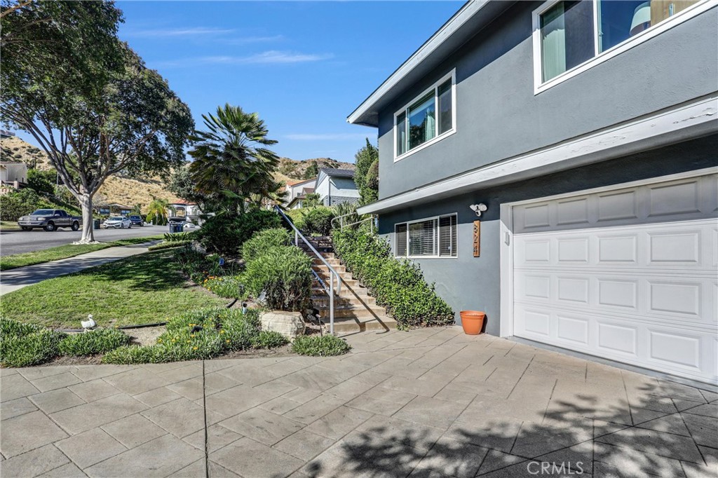 824 Stanford Road Burbank, CA 91504 - Photo 6 of 46