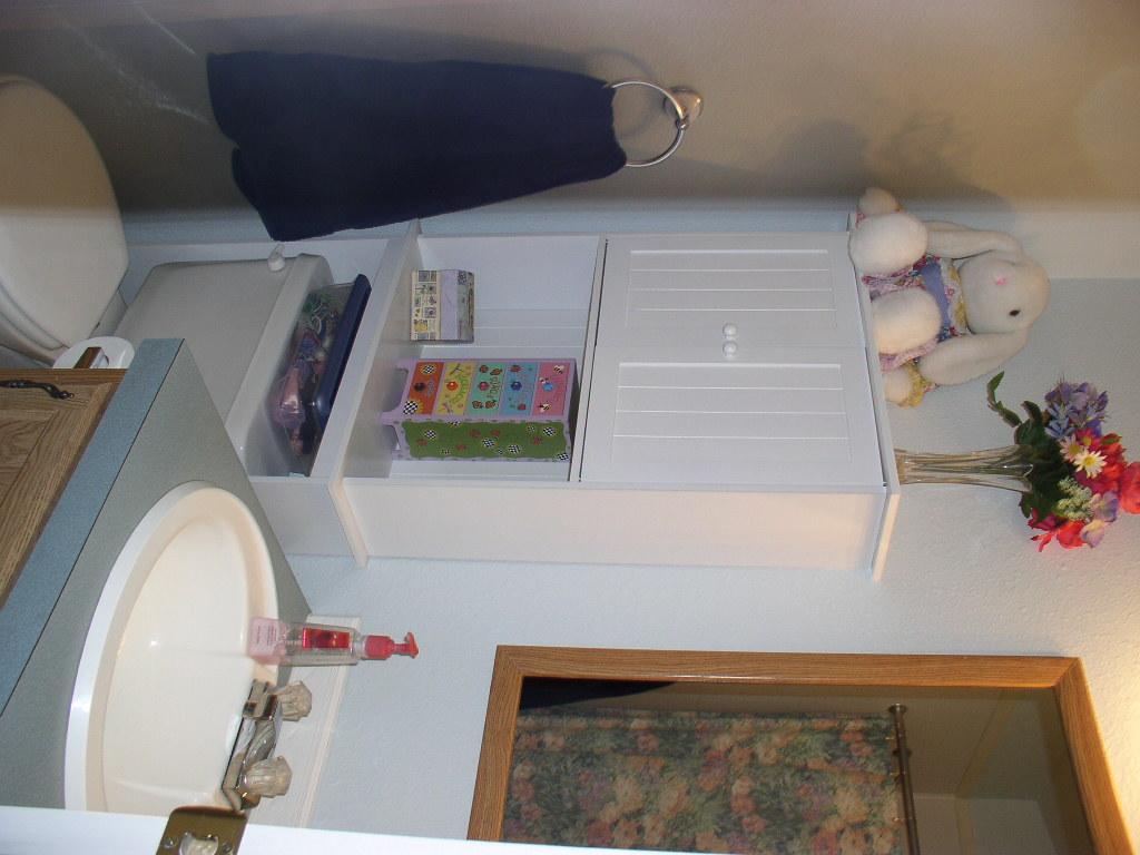 8190 Campbell Road Toppenish, WA 98948 - Photo 2 of 18 a bathroom with a sink a mirror and a toilet