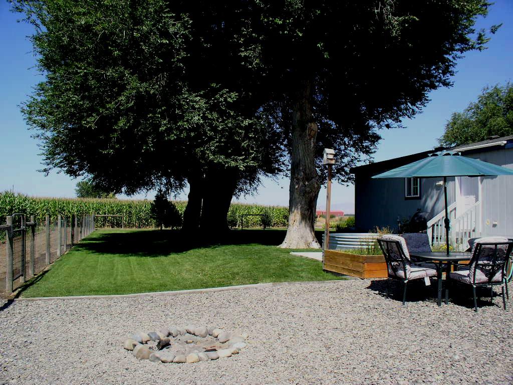 8190 Campbell Road Toppenish, WA 98948 - Photo 11 of 18 a view of a backyard with a sitting area