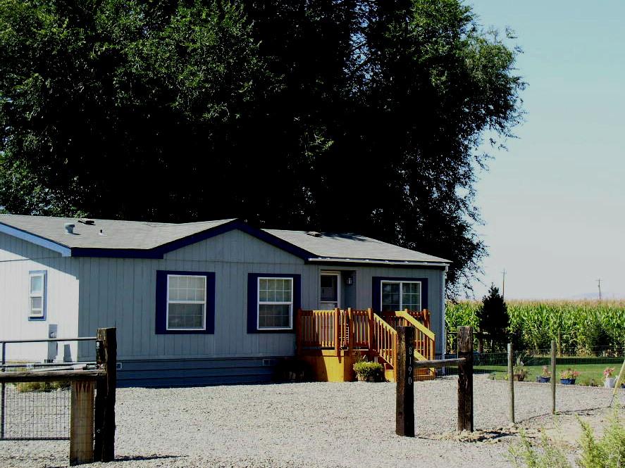 8190 Campbell Road Toppenish, WA 98948 - Photo 15 of 18 a front view of a house with a porch