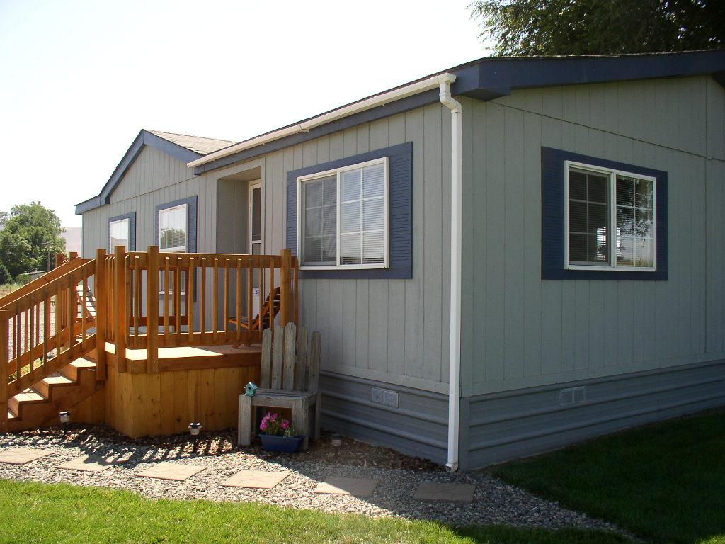 8190 Campbell Road Toppenish, WA 98948 - Photo 17 of 18 a front view of a house with a yard
