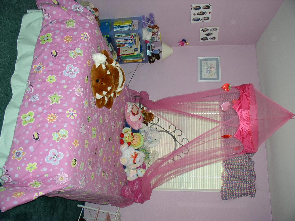 8190 Campbell Road Toppenish, WA 98948 - Photo 3 of 18 a bedroom with a bed and a baby crib