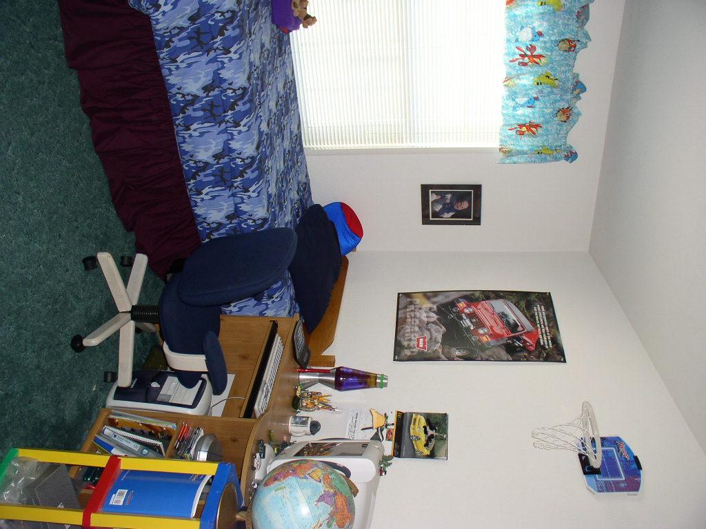 8190 Campbell Road Toppenish, WA 98948 - Photo 4 of 18 a bed room with a bed and a desk