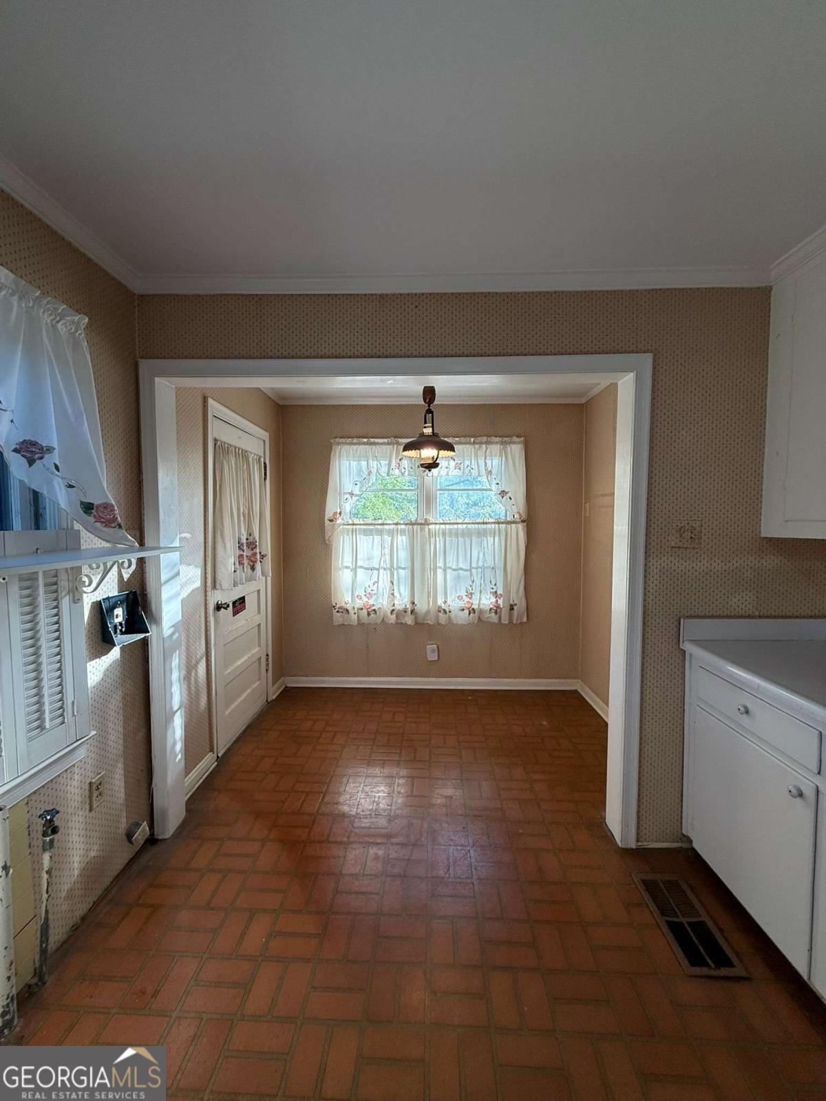 109 Vernon Street Dublin, GA 31021 - Photo 17 of 48 an empty room with windows