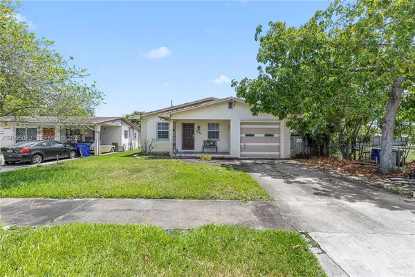 a view of a yard in front of house