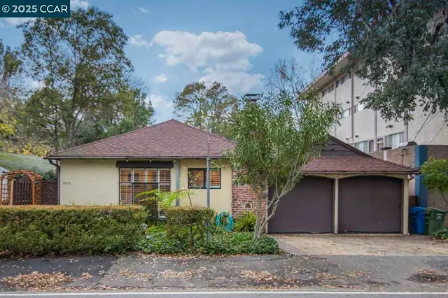 a view of a house with a yard and garage