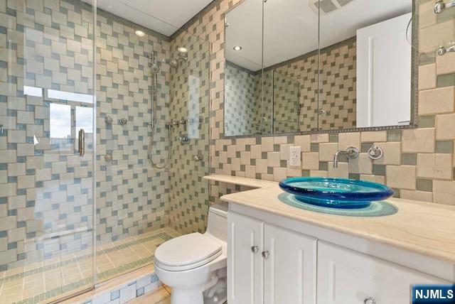 100 Carlyle Drive, Unit PHDN Cliffside Park, NJ 07010 - Photo 33 of 39 a bathroom with a sink a toilet and a mirror