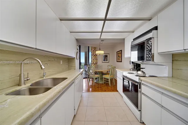 $4,100 | 2000 Towerside Terrace, Unit 1905, Miami, FL 33138