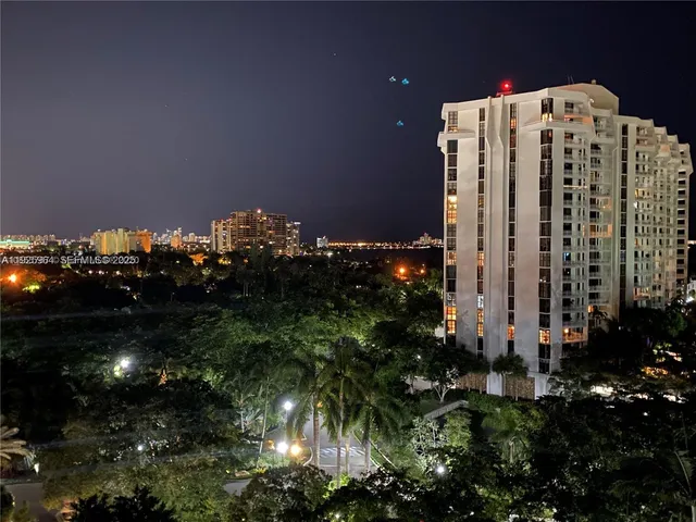 $4,100 | 2000 Towerside Terrace, Unit 1905, Miami, FL 33138