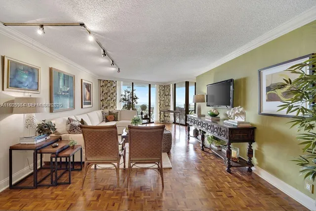 $4,100 | 2000 Towerside Terrace, Unit 1905, Miami, FL 33138