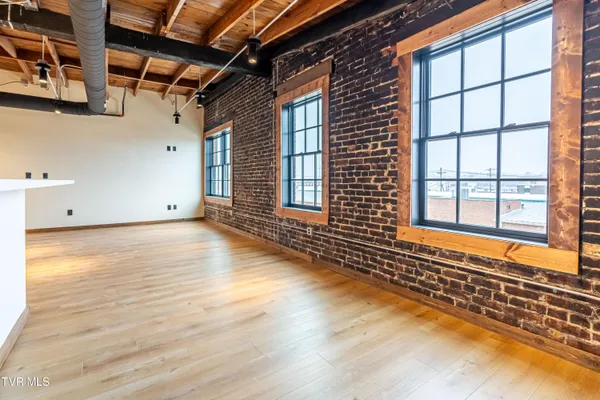 $2,800 | 453 East Main Street, Unit 800, Kingsport, TN 37660