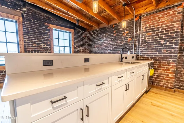 $2,800 | 453 East Main Street, Unit 800, Kingsport, TN 37660