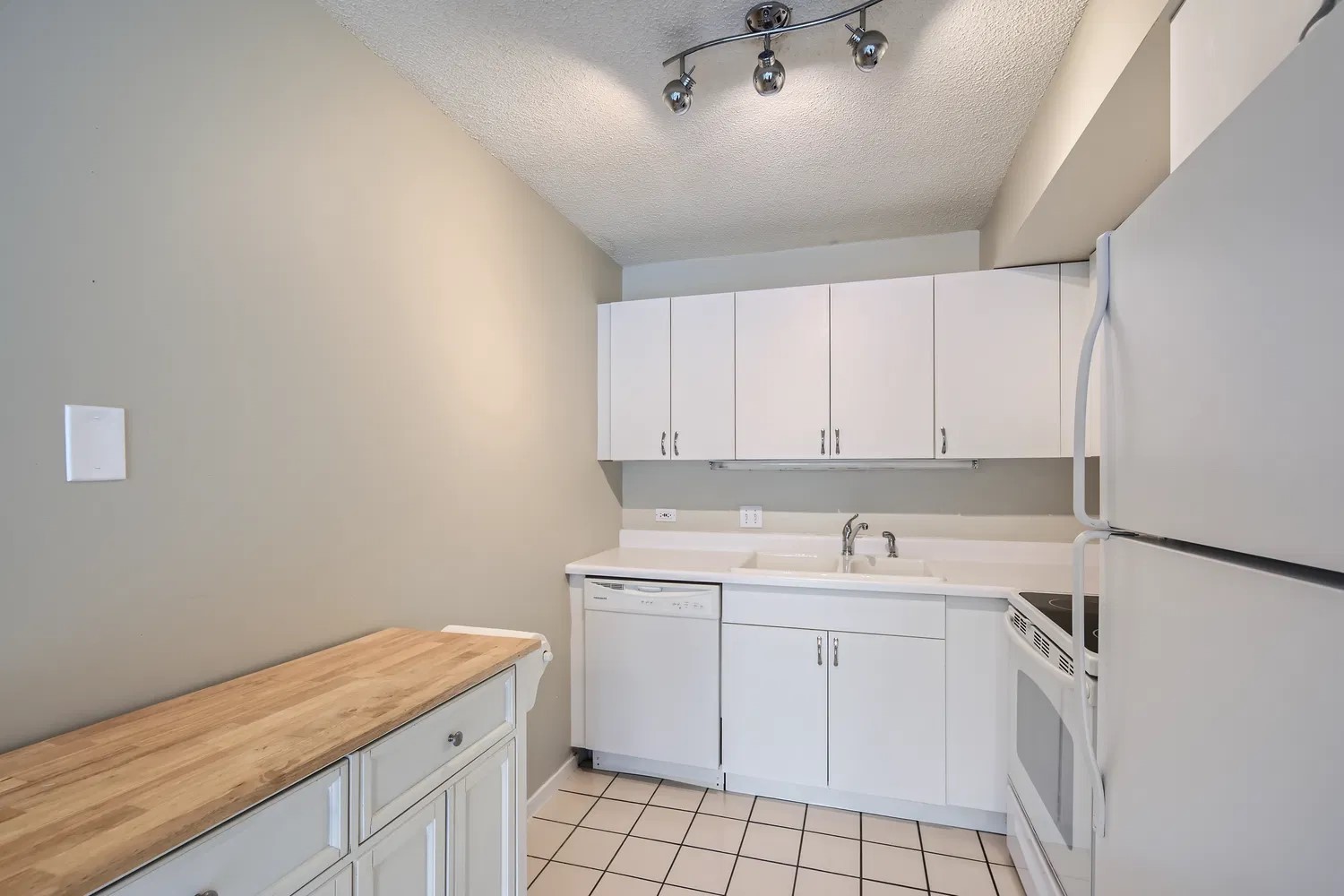 2555 Gross Point Road, Unit 300 Evanston, IL 60201 - Photo 11 of 19