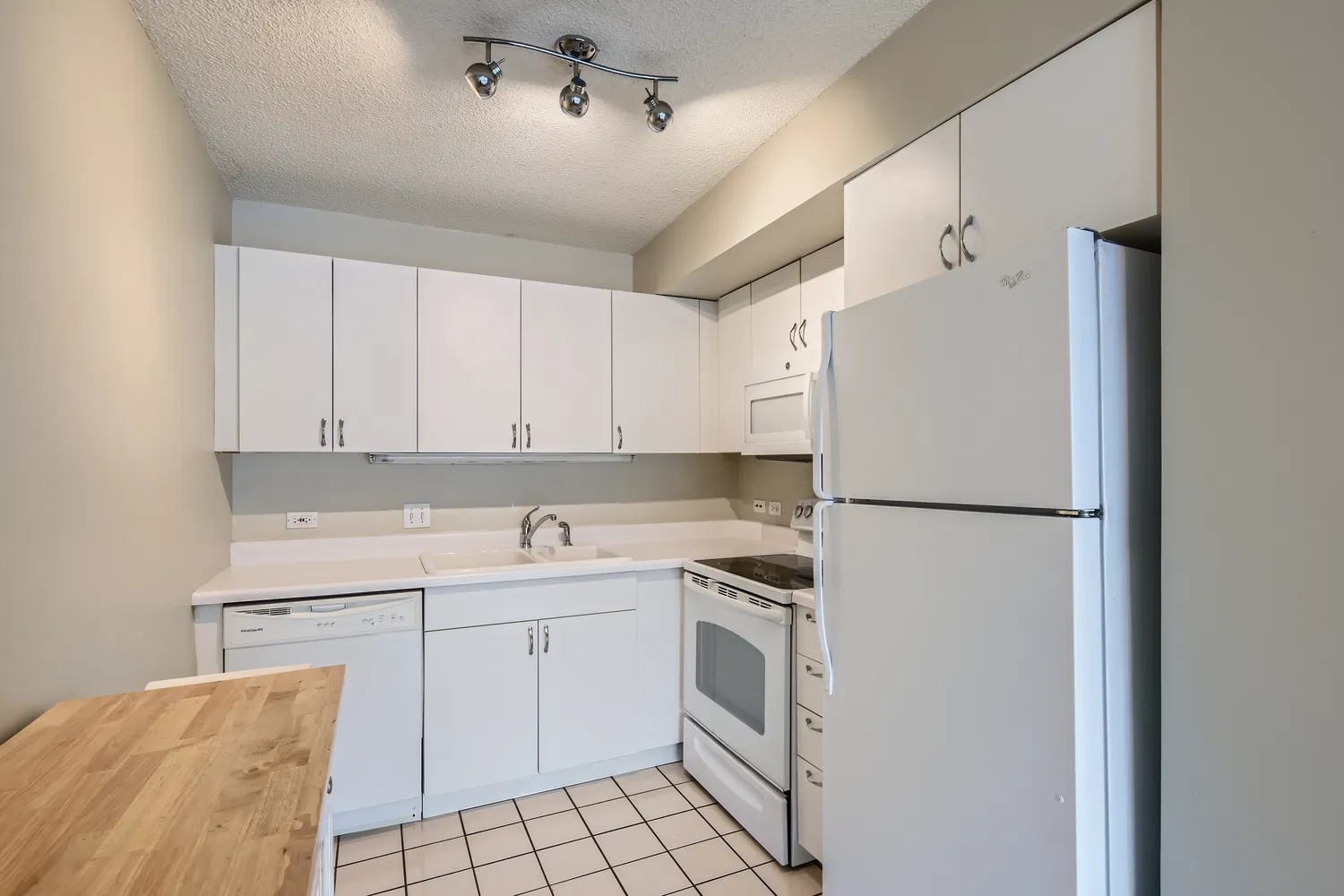 2555 Gross Point Road, Unit 300 Evanston, IL 60201 - Photo 12 of 19