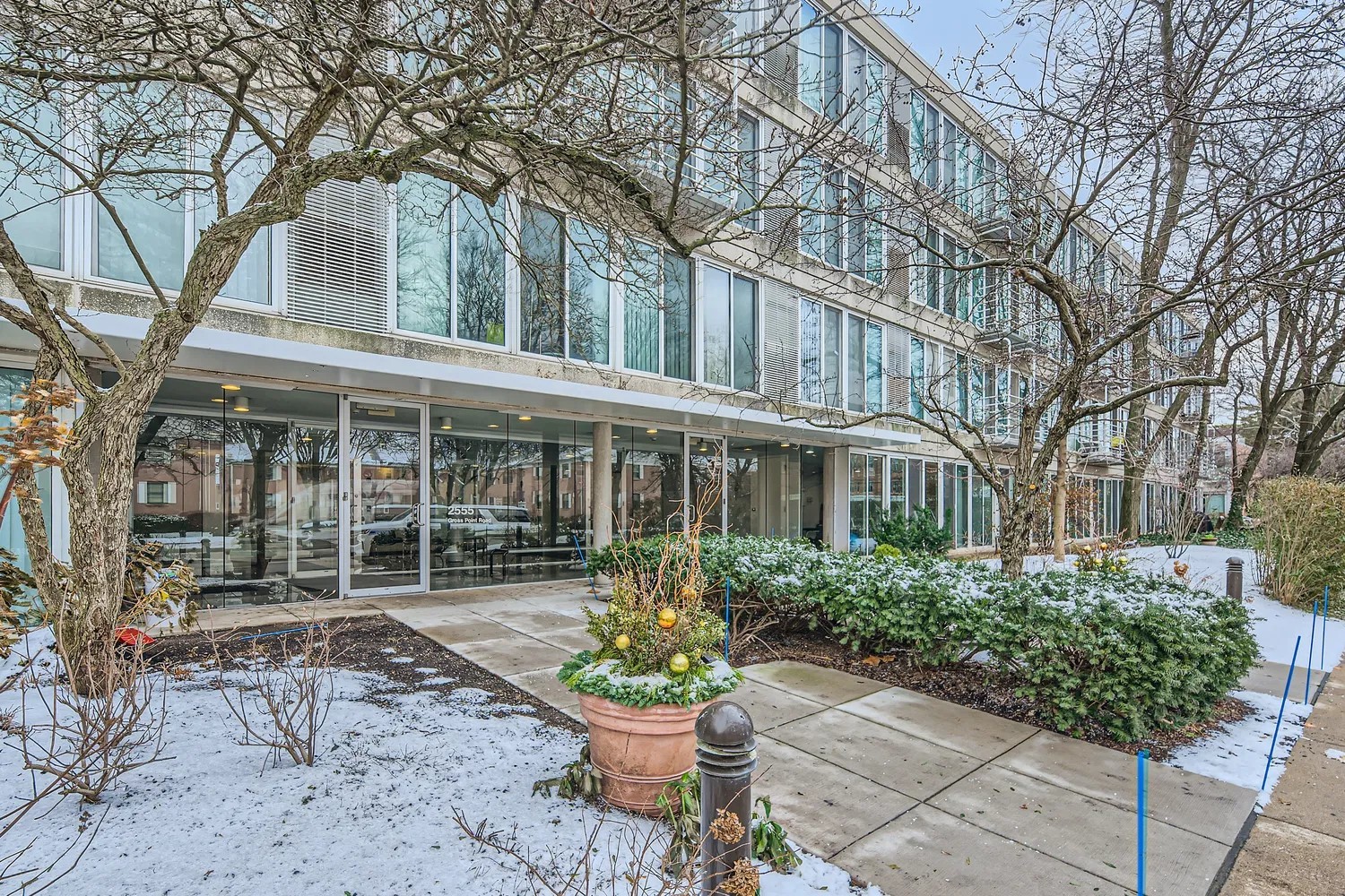 2555 Gross Point Road, Unit 300 Evanston, IL 60201 - Photo 2 of 19