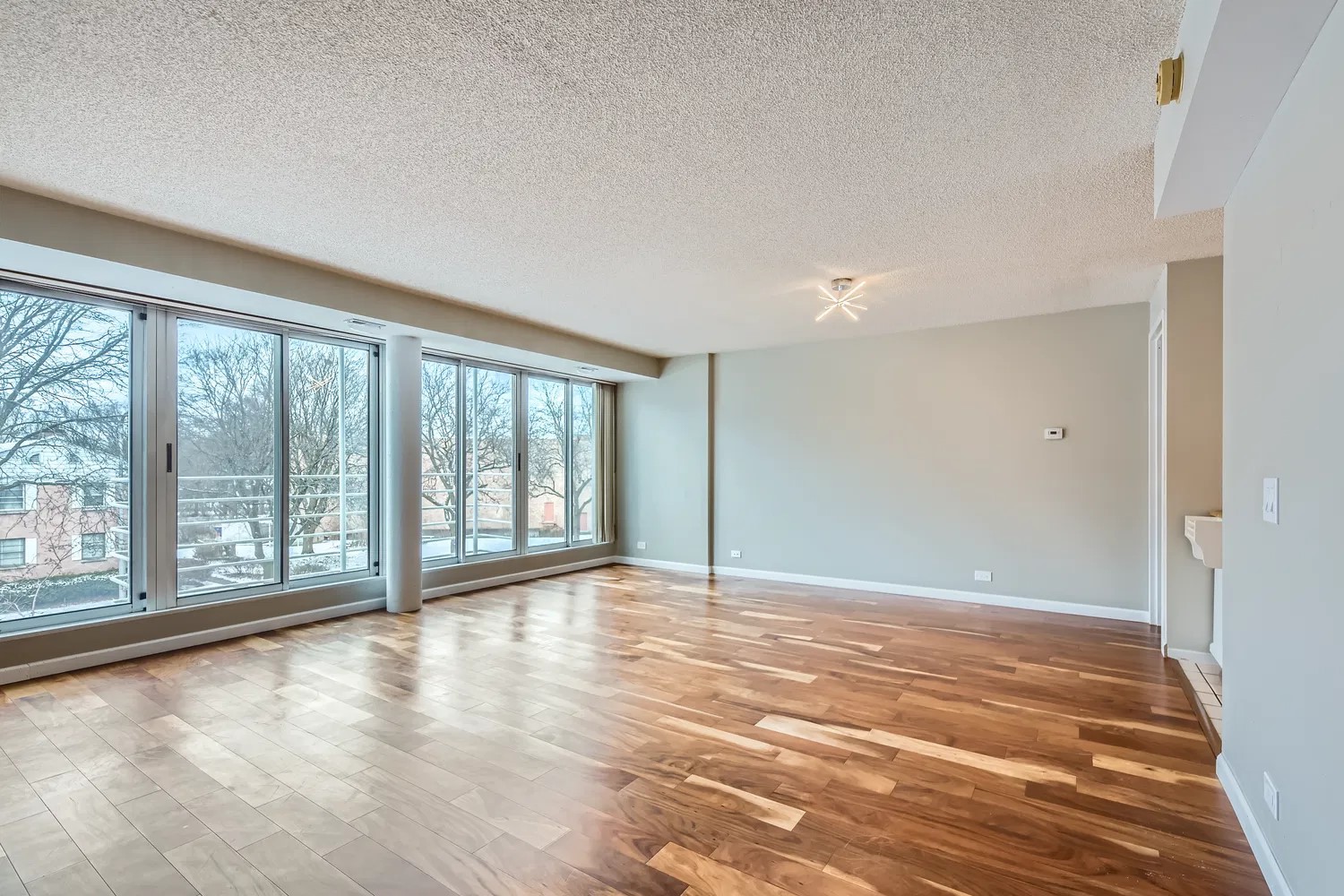 2555 Gross Point Road, Unit 300 Evanston, IL 60201 - Photo 4 of 19
