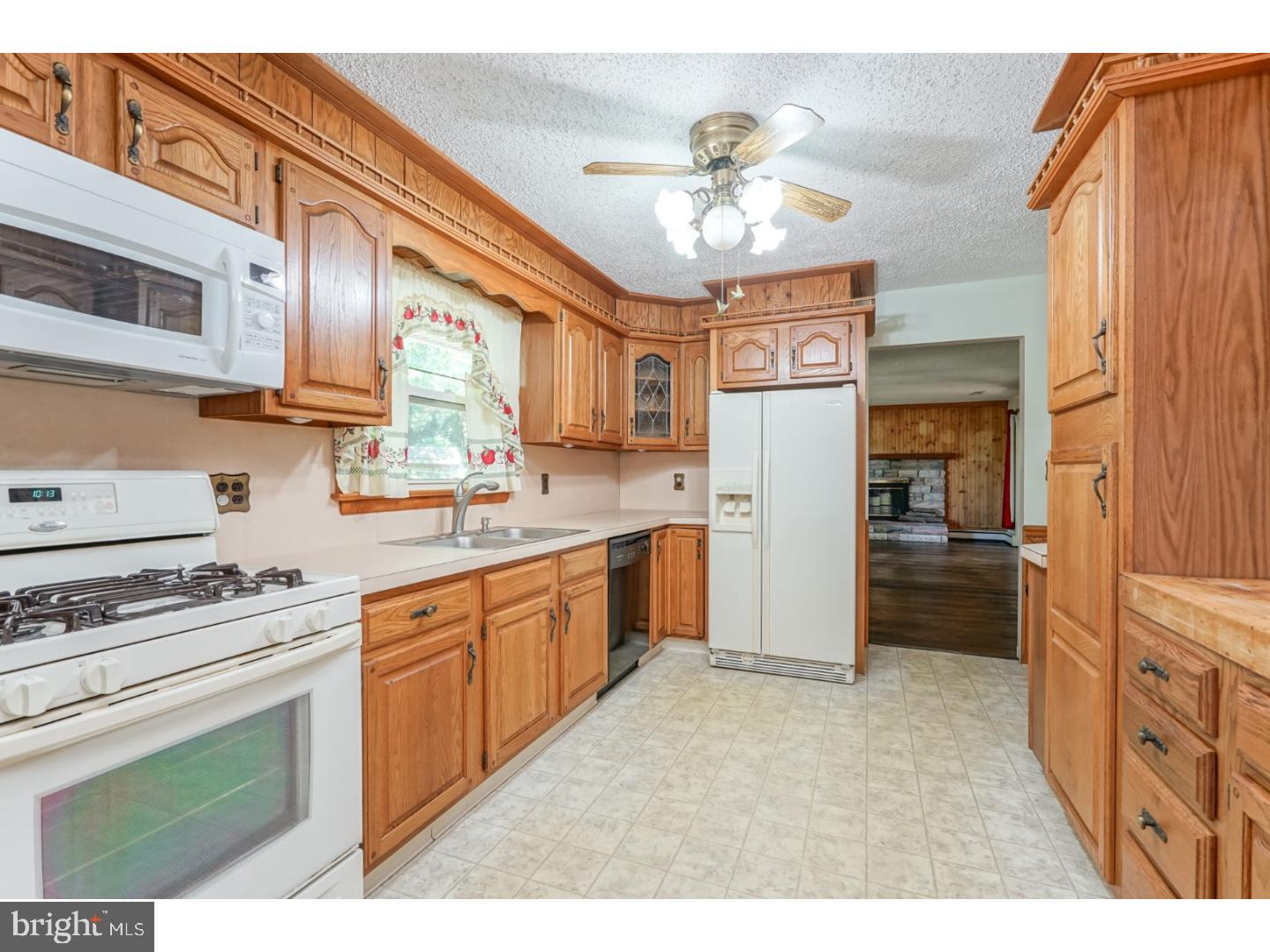 728 Heritage Road Sewell, NJ 08080 - Photo 4 of 25