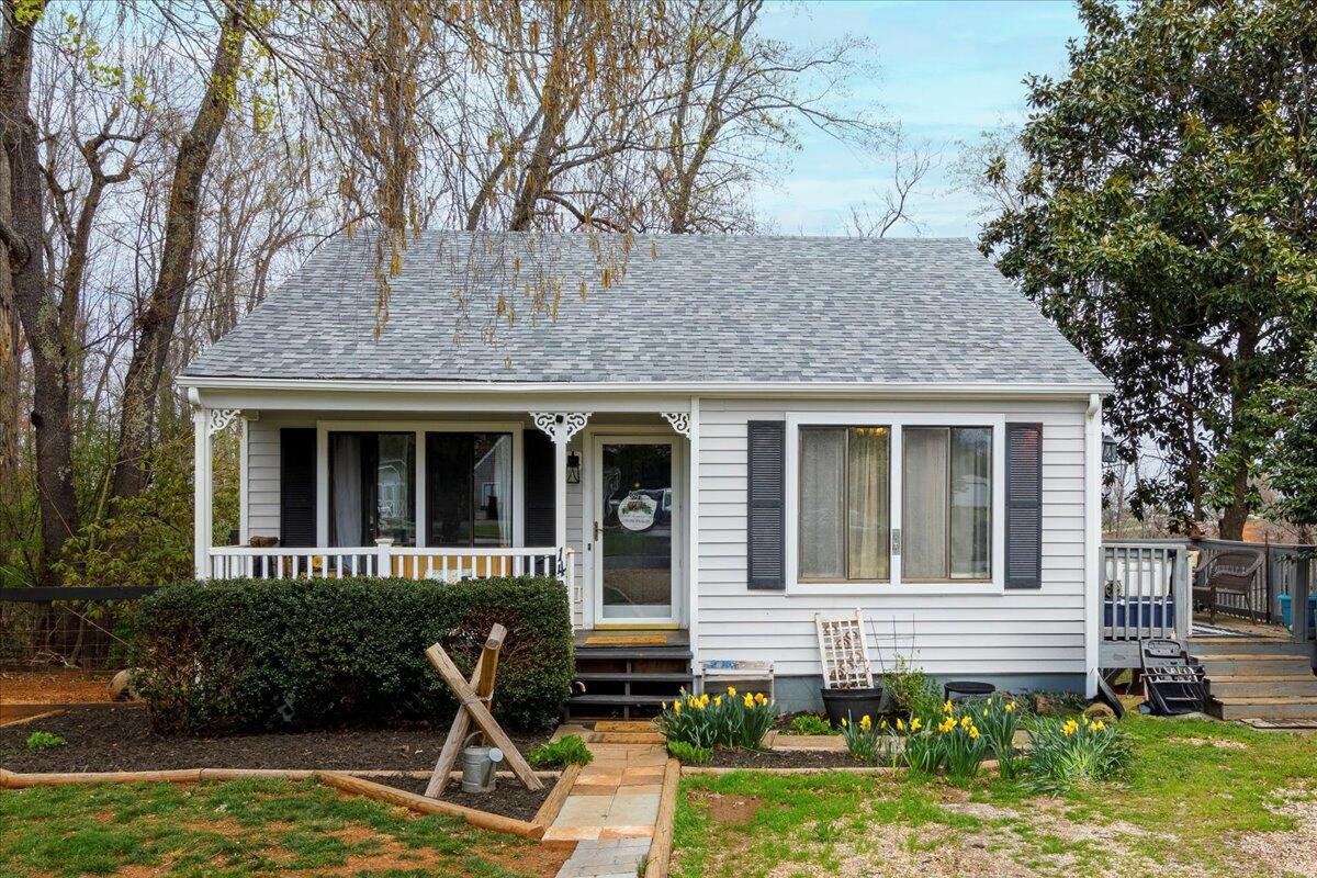 148 Cobblestone Drive Lynchburg, VA 24502 - Photo 2 of 30 a front view of a house with garden