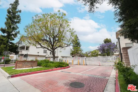 $299,000 | 11150 Glenoaks Boulevard, Unit 27, Pacoima, CA 91331