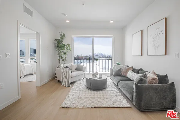 $2,995 | 856 South Gramercy Drive, Los Angeles, CA 90005