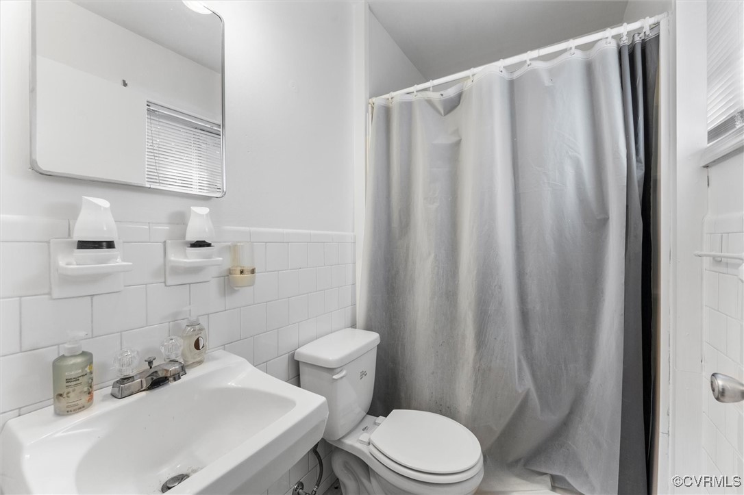5425 Germain Road Richmond, VA 23224 - Photo 16 of 37 Full bath featuring a shower with shower curtain a