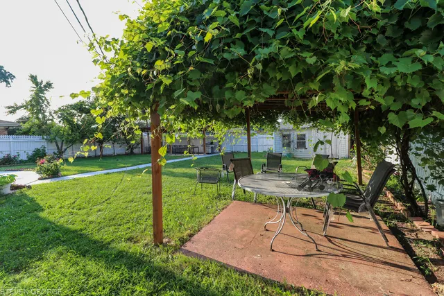a view of backyard with sitting area and garden