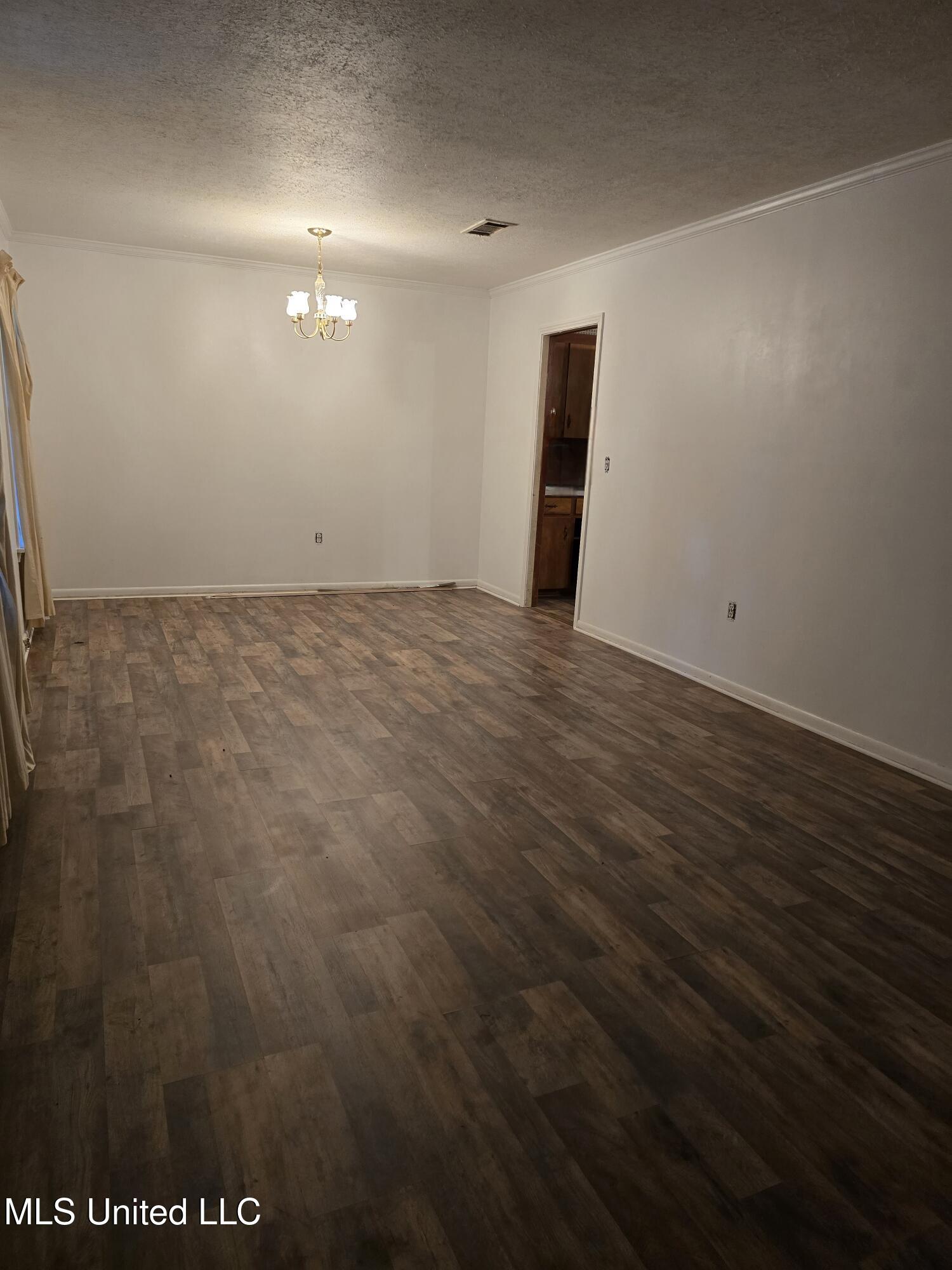 256 Pinehurst Circle Hazlehurst, MS 39083 - Photo 2 of 6 Living room