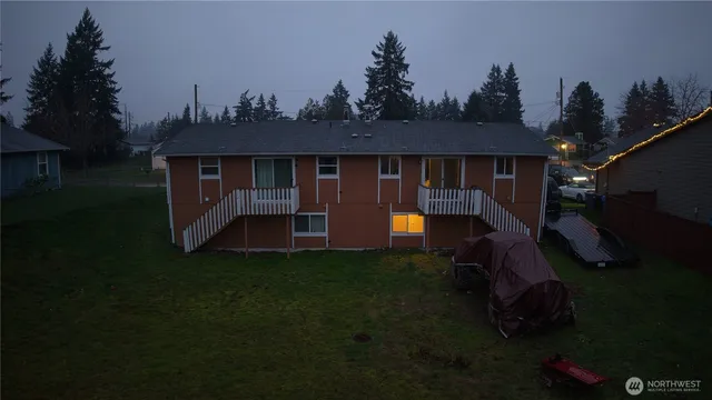 a view of a house with backyard and garden