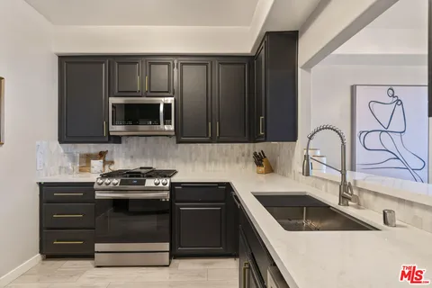 $1,025,000 | 5848 West Olympic Boulevard, Unit 102, Los Angeles, CA 90036