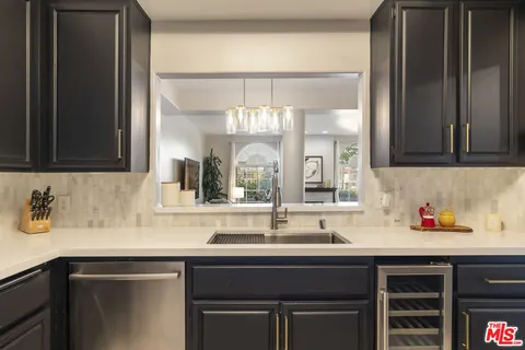 $1,025,000 | 5848 West Olympic Boulevard, Unit 102, Los Angeles, CA 90036